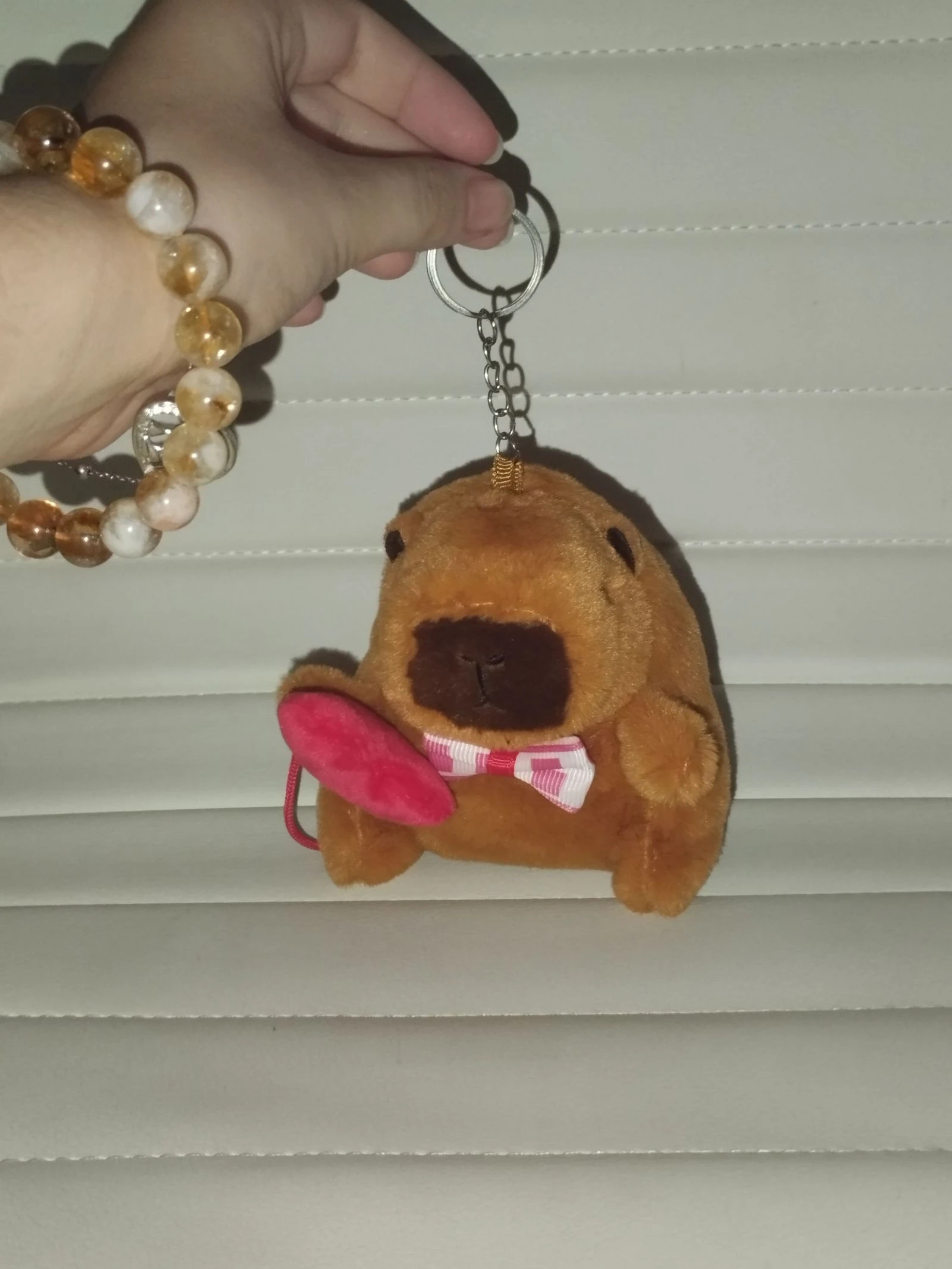 Pequeno chaveiro de pelúcia de capivara - Com gravata e coração – photo 2